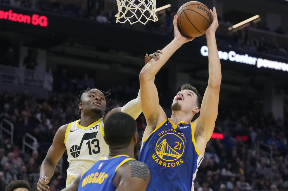 帮助队员在 帮助队员在