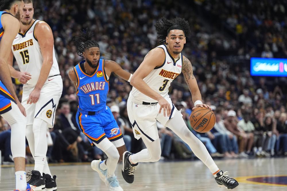 张镇麟：现在网上说什么我都没压力，球队赢球给自己打及格分（张镇麟：不受网络言论影响，球队获胜我给自己及格分）