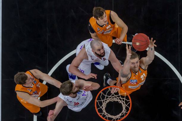 CBA史上最远的三分绝杀，就连深圳男篮队友都满脸震惊（CBA史上最远三分压哨绝杀，连深圳男篮队友都惊呆了）